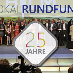 Viele Menschen auf Bühne - 25 Jahre Lokalrundfunktage