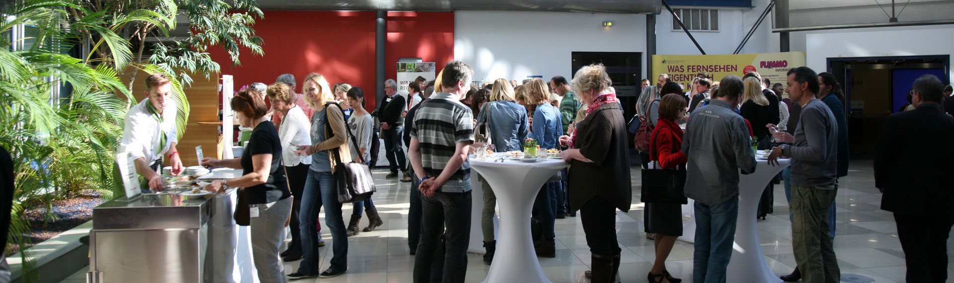 Menschen im Foyer in der BLM 